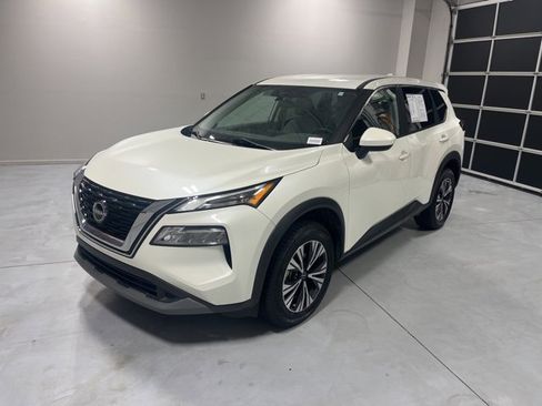 Used 2023 Nissan Rogue SV image 3