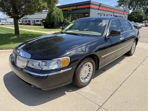 Used 2001 Lincoln Town Car Cartier image 1