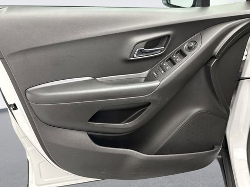 Used 2022 Chevrolet Trax LT w/ Driver Confidence Package image 9