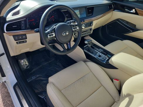 Used 2017 Kia Cadenza Technology image 16