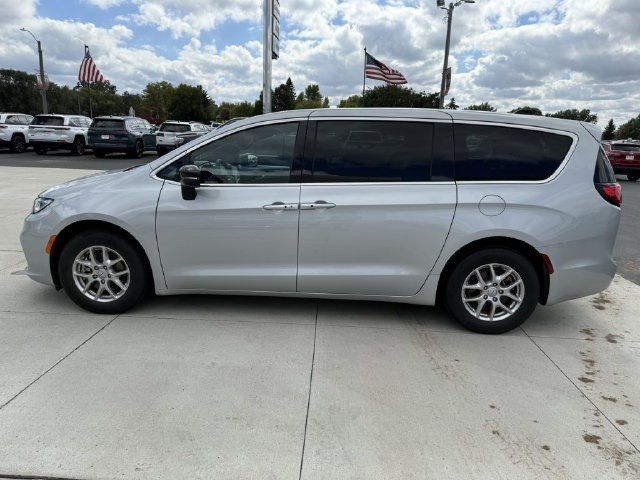 Used 2026 Chrysler Pacifica Select FWD image 5