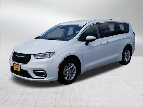 Used 2023 Chrysler Pacifica Touring-L FWD image 3