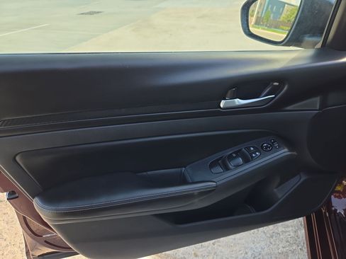 Used 2025 Nissan Altima 2.5 SV FWD image 14