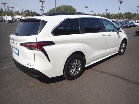 Used 2022 Toyota Sienna XLE FWD image 5