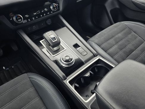 Used 2024 Mitsubishi Outlander SE image 17