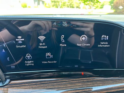 Used 2024 Cadillac Escalade ESV Premium Luxury AWD/4WD image 32