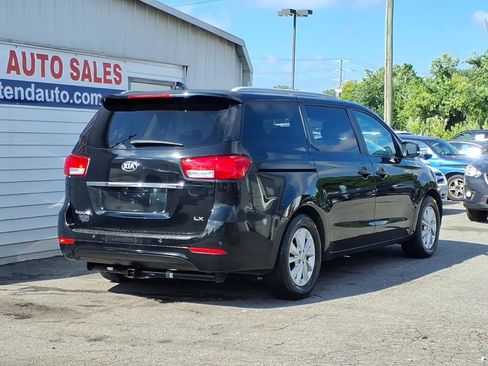Used 2017 Kia Sedona LX w/ LX Essentials Premium Package FWD image 3