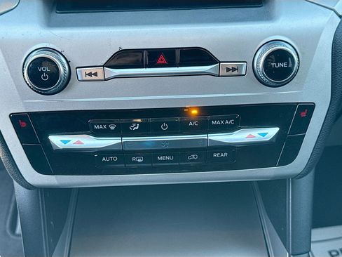 Used 2022 Ford Explorer XLT image 16