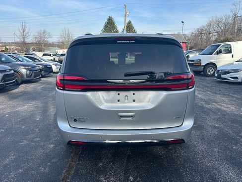 Used 2022 Chrysler Pacifica Touring-L AWD/4WD image 8