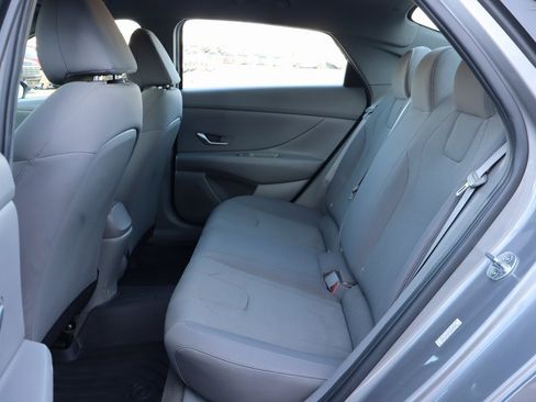 Used 2021 Hyundai Elantra SE image 15