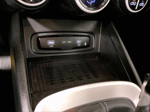 Used 2024 Hyundai Venue Limited image 27