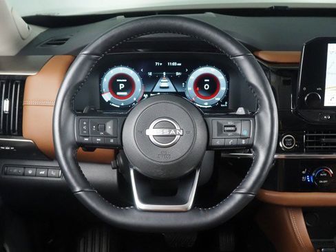 Used 2024 Nissan Pathfinder Platinum FWD image 18
