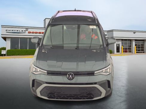 Used 2025 Volkswagen Taos SE AWD/4WD image 3