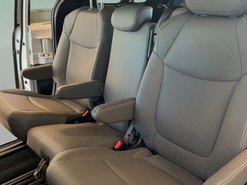 Used 2026 Toyota Sienna XLE FWD image 28