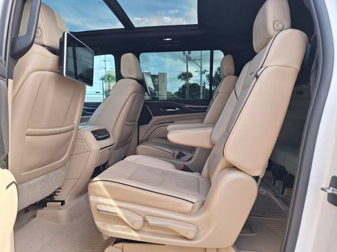 Used 2022 Cadillac Escalade ESV Premium Luxury AWD/4WD image 15