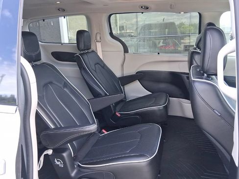 Used 2022 Chrysler Pacifica Limited AWD/4WD image 42