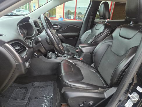 Used 2019 Jeep Cherokee Latitude Plus w/ Cold Weather Group AWD/4WD image 11