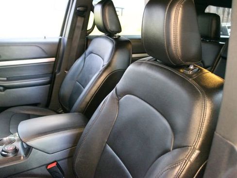 Used 2018 Ford Explorer XLT w/ Equipment Group 202A AWD/4WD image 19