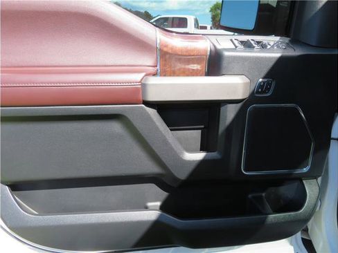 Used 2015 Ford F150 Platinum w/ Equipment Group 701A Luxury AWD/4WD image 14