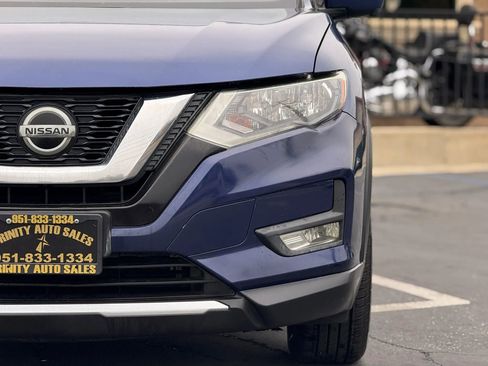Used 2019 Nissan Rogue SV w/ Sun & Sound Touring Package FWD image 3