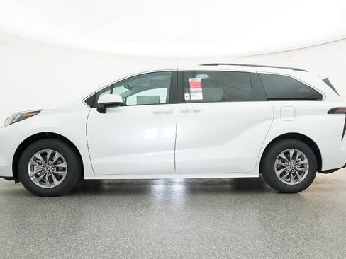 New 2026 Toyota Sienna XLE image 19
