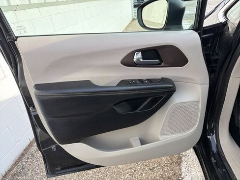 Used 2020 Chrysler Voyager Lxi image 25