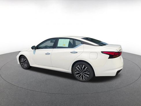 Used 2025 Nissan Altima 2.5 SV FWD image 9