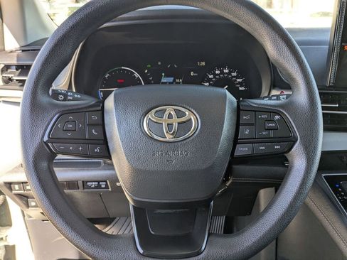Used 2025 Toyota Sienna LE image 16