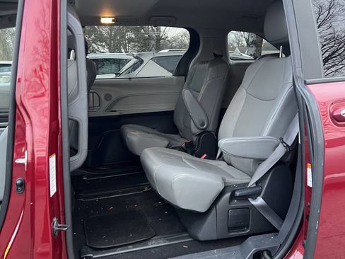Used 2022 Toyota Sienna XLE image 16