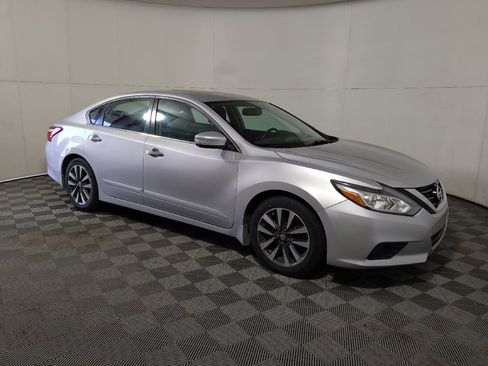 Used 2017 Nissan Altima 2.5 SV w/ Convenience Package FWD image 11