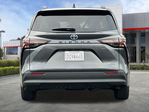 Used 2025 Toyota Sienna XLE image 5