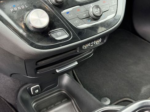 Used 2025 Chrysler Pacifica Select FWD image 9