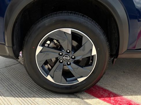 Used 2025 Nissan Rogue SV FWD image 9
