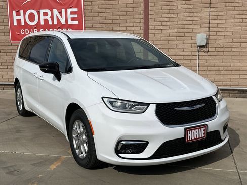 New 2026 Chrysler Pacifica Select image 6