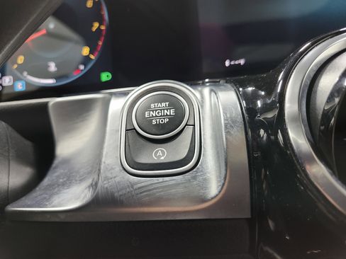 Used 2021 Mercedes-Benz GLB 250 4MATIC image 9