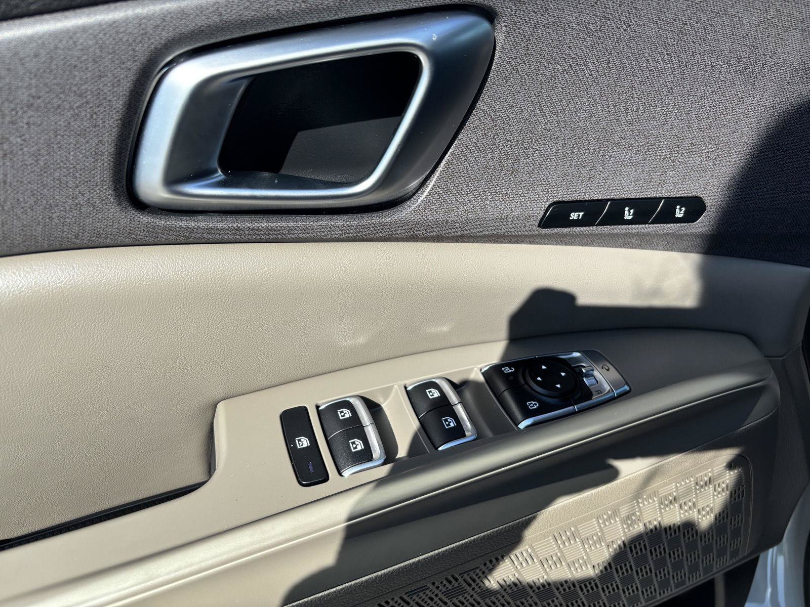 Used 2026 Kia Carnival EX FWD image 13