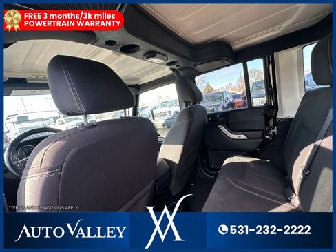 Used 2018 Jeep Wrangler Unlimited Sahara w/ Connectivity Group AWD/4WD image 23