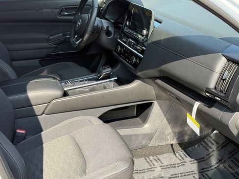 Certified 2025 Nissan Pathfinder SV image 33