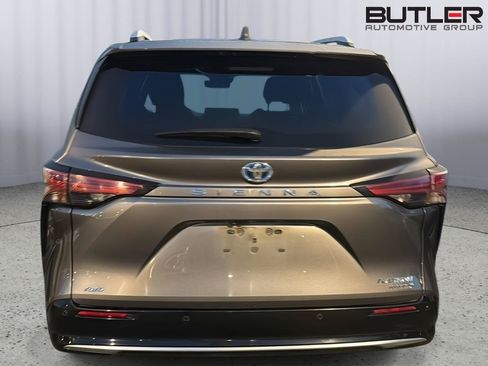 Used 2021 Toyota Sienna Platinum AWD/4WD image 9