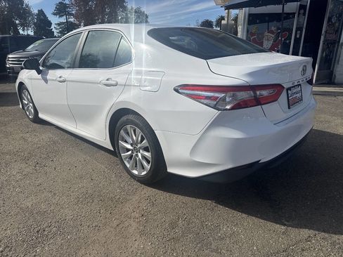 Used 2018 Toyota Camry LE image 8