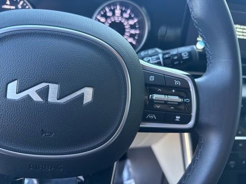 Used 2024 Kia Carnival EX FWD image 24