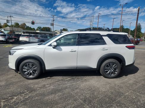 New 2025 Nissan Pathfinder SV w/ Black Appearance Package image 5
