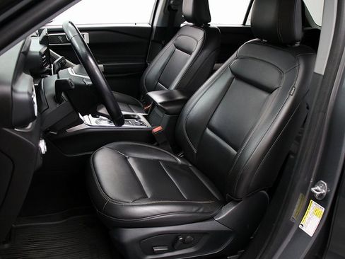 Used 2022 Ford Explorer XLT w/ Equipment Group 202A image 9