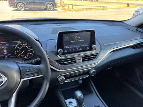Used 2025 Nissan Altima 2.5 SV FWD image 16