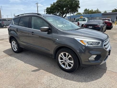 Used 2017 Ford Escape SE w/ Equipment Group 201A FWD image 1