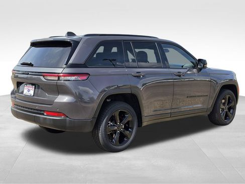 Used 2023 Jeep Grand Cherokee Altitude RWD image 6