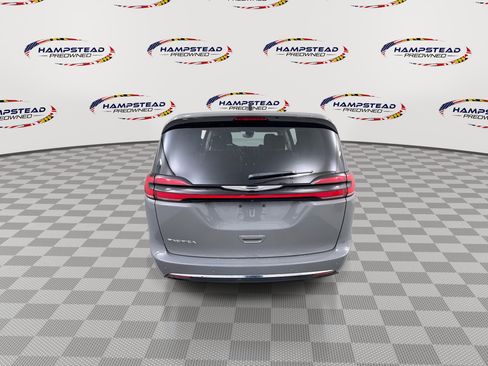 Used 2023 Chrysler Pacifica Touring-L FWD image 7