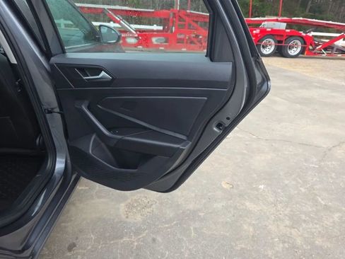 Used 2022 Volkswagen Jetta SE image 41