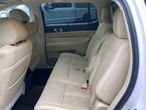 Used 2018 Lincoln MKT AWD image 9