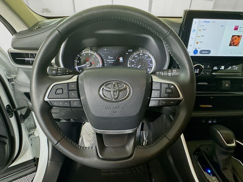 Used 2024 Toyota Highlander XLE FWD image 15